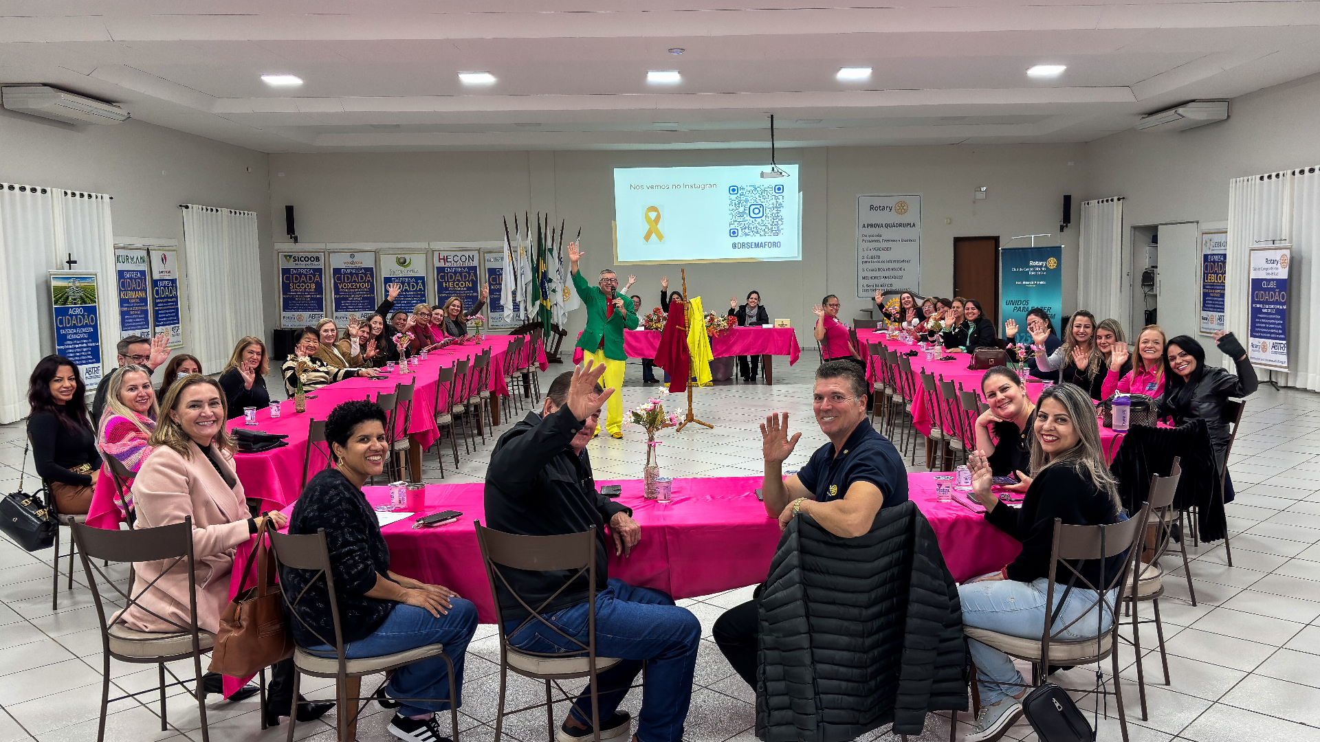 Palestra do Dr. Semáforo no Rotary Club com público engajado